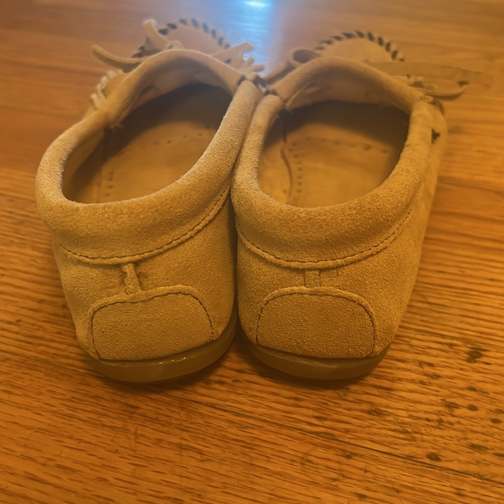 Minnetonka Tan Moccasins with Fringe and Bow 7.5 - Picture 5 of 8
